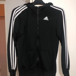 Adidas kofta  - Storlek xs men passar m. Använt några få gånger 