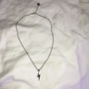 Blixthalsband - Silvrigt blixthalsband, frakt 11kr kontakta vid frågor :)