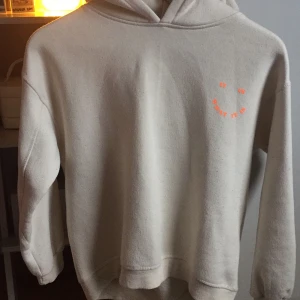 En hoddie från zara  - En hoodie utan snören. Används fåtal gånger vid några tillfällen. Passar även en liten XS🌸 Frakt tillgår