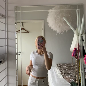 T shirt Zara strl S - Fin vit t shirt från Zara i lite ribbat material och svart söm runt halsen