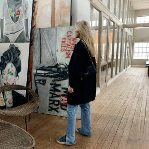 Svart kappa - Säljer denna svarta kappan på bilden. Köpt förra året från Zara men knappt använd. Köparen står för frakten💖 kontakta för fler personliga bilder 