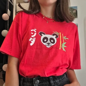 Röd Paul Frank T-Shirt - Ascool Röd t-shirt från Paul Frank!🤩 Står ingen storlek men passar XS-M. Frakt 44kr❤️