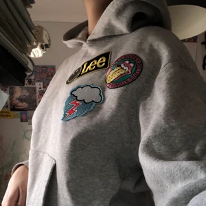 Oversized hoodie med patches - Bekväm oversized hoodie från Hm med patches från Lee X smiley och happysocks x rolling stones. Extremt skön och med väldigt stor luva, perfekt för att mysa in sig och försvinna i! 