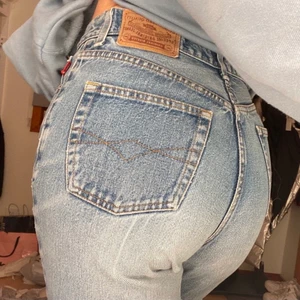 Jeans - Raka högmidjade retrojeans från 80-talet. Hålen är egengjorda. Passar någon runt 1,65-1,75 cm beroende på passform. 