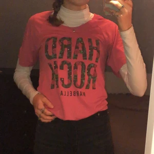 Hard Rock Café T-shirt - Rosa t-shirt köpt på Hard Rock Café i Marbella, Spanien. Storlek XS men passar mer som S. Cool passform, men kommer tyvärr inte till användning. Priset kan diskuteras, köpare står för frakt. Ställ gärna frågor!