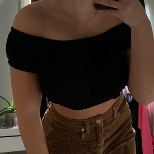 Topp - Söt svart topp, något nopprig därav priset. (Byxorna finns också!)