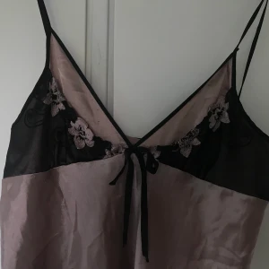 Så fin slipdress! - Så vacker slipdress dessvärre alldeles för liten i brösten för mig med e-kupa😢 Superfin som den är eller instoppad i ett par jeans! Något sliten men superfin ändå❤️FRI FRAKT :)