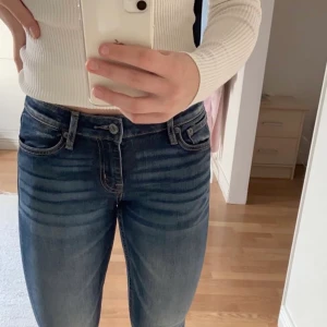 Jeans från JC - Lågmidjade bootcut-jeans från JC. Storlek: 26/33 men skulle säga 32/34/xs. Buda i kommentarerna. Köparen står för frakt. Högsta bud: 75kr