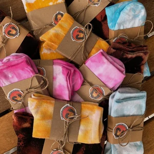 Tiedye strumpor  - Våra snygga och unika tiedye strumpor finns att köpa här på Plick eller Instagram @footbuddies_uf😍