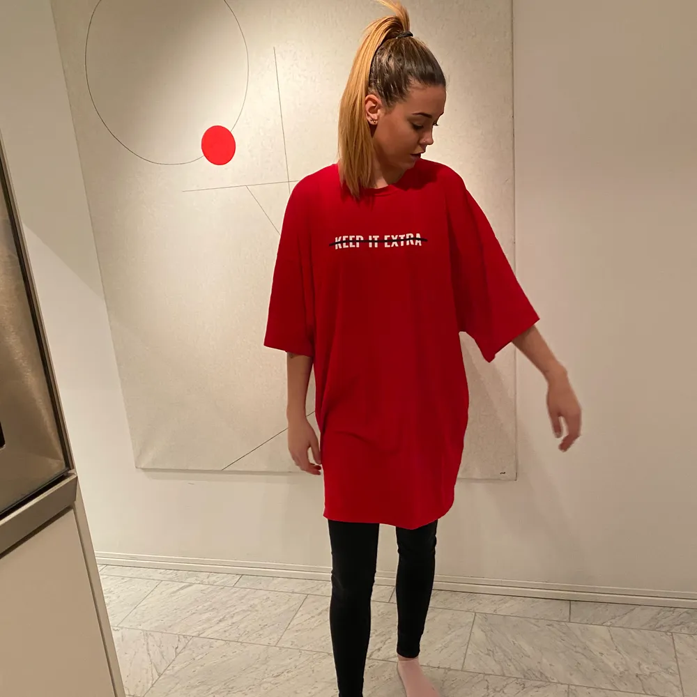 Röd tröja från Antonija Mandirs samarbete med Mad Lady strl XL. Oanvänd.. T-shirts.