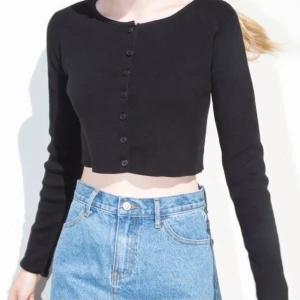Brandy Melville topp - Säljer min athelia knit top från Brandy Melville, så så fin men behöver pengarna💖💖 Knappt använd och i nyskick! Den är i storlek onesize men skulle säga att den motsvarar en xs/s🥰🥰