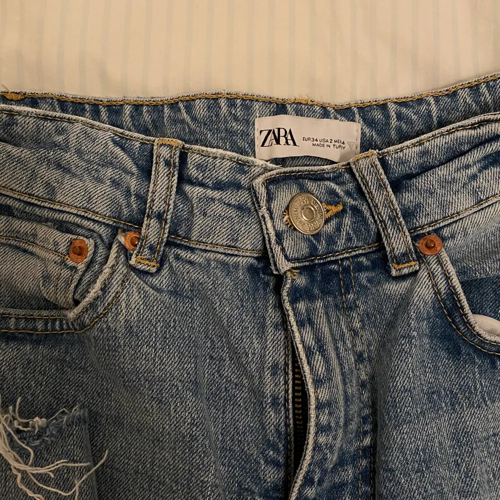 Ett par lite croppade jeans från zara i en ljusjeansblå färg storlek 34 bra skick, lite fransiga nertill. Jeans & Byxor.