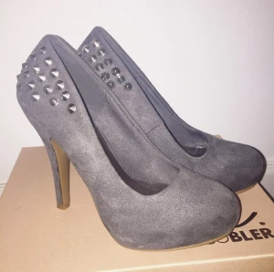  - • Klackar från DinSko
• Använd ca 1-2 gånger 
• Storlek 37 
• Grå/lila 