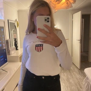 Gant sweatshirt  - Jätte fin Gant sweatshirt som knappt aldrig är använd, säljer den för lågt pris då det inte är så inne med Gant längre:)