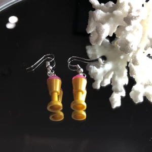 Lego örhängen med silver hänge - Fina Lego örhängen, passar bra till mycket. 80kr!