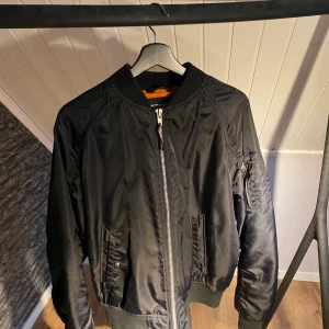 Bomberjacka - Bomberjacka köpt på carling för några år sen. Den är ett fint skick.