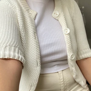 STICKAD KOFTA - Söt gräddvit kofta i storlek S. Bra skick! 50 kr + frakt 🚚 