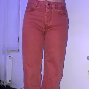 Röda jeans från zara, stora på mig som har xs/32 (inte jag på bilden)