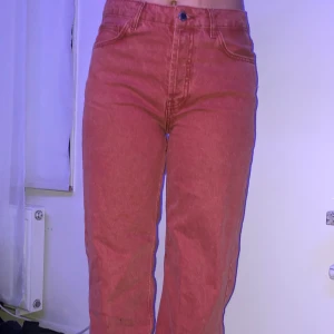 Röda jeans - Röda jeans från zara, stora på mig som har xs/32 (inte jag på bilden)