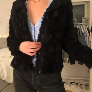 Fluffjacka - Säljer den här mysiga jackan från Vero Moda!! Så mysig och skön och perfekt höstjacka. Kan både frakta o mötas upp men köparen står för frakten :))