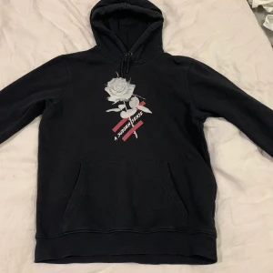 H&M hoodie herravdelning storlek S - Svart hoodie med rostryck