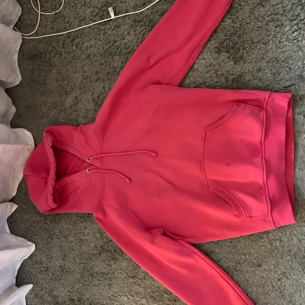 Snyggaste rosa hoodien från BikBok. Storlek XS. Säljer för 150kr + frakt men pris kan diskuteras!. Hoodies.