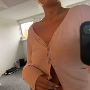  - Puoulär kofta som är från secondhand 