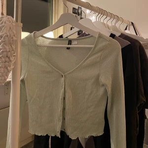 Söt topp - Super söt topp från h&m som inte kommer till användning! 💛💜💕