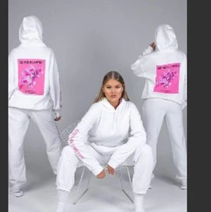 vit hoodie med tryck!  - superskön vit hoodie i storlek M med rosa fint tryck på baksidan och text på ena armen! Kan skicka bättre bilder vid intresse! 🦋 passar nog S-L!