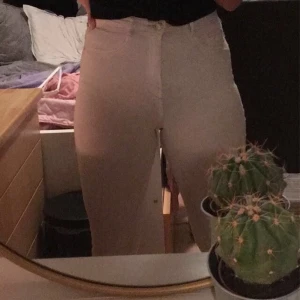 Gina trico jeans - Beiga jeans från Gina, i stl M, kom privat för föer bilder ( köparen står för frakt)💕