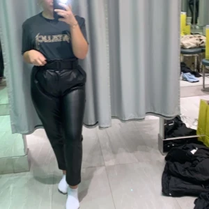 Läder byxor  - Ett par läder byxor i bra skick. Bara använda ett fåtal gånger men sälj pga jag har bytt stil 