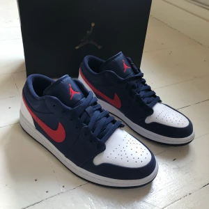Air Jordan 1 low USA - Säljer nu mina Jordan 1 low USA i storlek 42. Aldrig använda och box medföljer! Köparen står för frakt📦. Skick 10/10