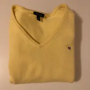 Säljer en gul gant pullover i barnstorlek M. Passar även mig som har strl XS-S i toppar! Knappast använd så är i väldigt bra skick.