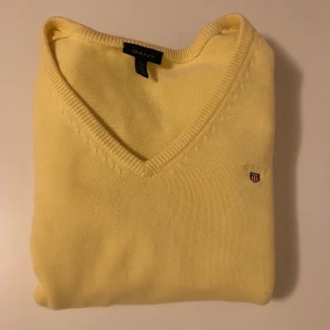Gant Pullover - Säljer en gul gant pullover i barnstorlek M. Passar även mig som har strl XS-S i toppar! Knappast använd så är i väldigt bra skick.