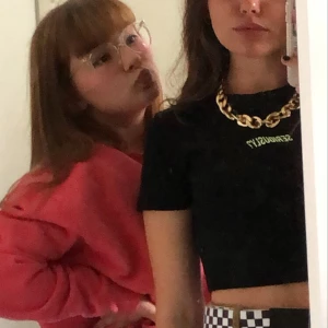 90s vibes topp - I princip oanvänd, as cool topp från h&m. Går seriöst att matcha till allt men sitter inte lika bra på mig längre tyvärr:(( frakt ingår INTE men kan mötas upp i Göteborg💞