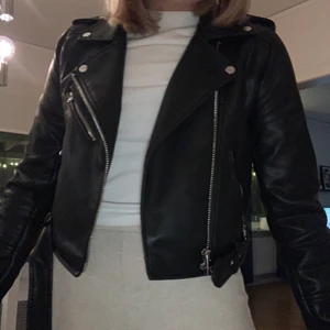 Skinnjacka  - Säljer min fina skinn jacka som är köpt här på Plick, men säljer den då jag inte riktigt tycker den passar mig och den inte kommer till användning. Jackan är även i väldigt bra skick.                                               250kr + frakt 