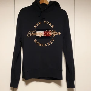 Tommy Hilfiger hoodie mörkblå - Tommy Hilfiger hoodie stl M. Mörkblå.