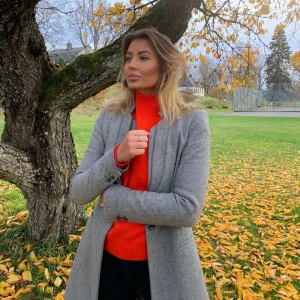 Kappa - XS - Nu säljer jag min tidigare favvo kappa. Har lite för många så måste rensa ute lite. Denna kappa är i xs, går inte att ha för tjocka kläder under denna, blir lite tajt då. Annars älskar jag den, lite kall att ha på vintern även om jag själv använt den flitigt på hösten / vintern. Använd men i väldigt fint skick