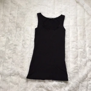  - Svart oanvänt basic linne från Samsoe Samsoe. Nypris 299kr. 