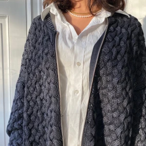 Stickad kofta - Marinblå, stickad kofta, går att klä upp och klä ner