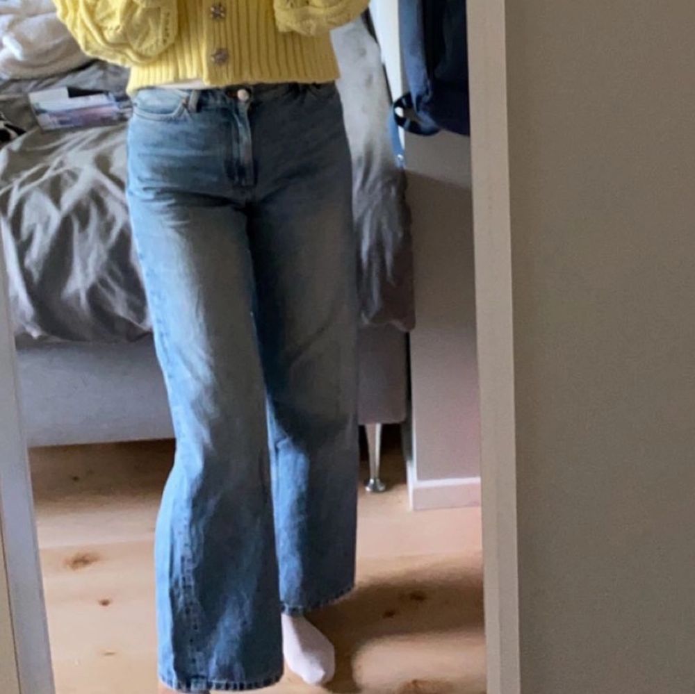 Ett par monki yoko jeans i storlek 28 knappt använda då de växte efter att jag hade använt dem några gånger färgen är ljusblå med blekare slitningar och säljs inte längre De är för korta för mig som är 173 skulle rekomendera att man är kortare😊 Innerbensmåttet är 74 cm Frakten kostar 88kr📦. Jeans & Byxor.