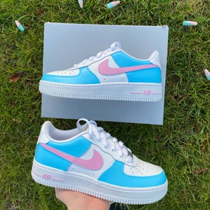Air force 1 customs - Jag säljer egendesignade af1.                                             Alla storlekar och designer är möjliga! Bilderna är till för inspiration, du får såklart designa din helt egen sko.             Om du vill beställa ett par efter din smak och tycke är det bara att skriva till mig här på plick eller på min instagram som ni hittar längre ned.                                                      Jag ser till att skräddarsy skon efter dig. Pris varierar beroende på storlek och design.                                                    Instagram: @pastel.customs   🍬👟