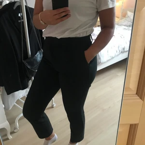 Svarta kostymbyxor från Hm - Mina favorit kostymbyxor från hm i storlek 38. Stretchiga och sköna. Säljer pga för små. (I första bilden bär jag exakt samma byxa fast i storlek 40 som passar mig) 