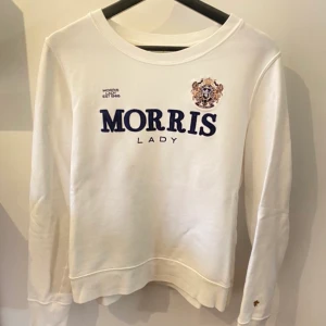 Morris sweatshirt vit ”Marais” strl S - Säljer min vita morriströja i ett toppskick! Endast använd ett fåtal gånger. Jag skulle säga att den även passar för dig som är XS-M beroende på vilken passform man föredrar! Inköpningspris 1099kr, säljer för 249kr✨🤍