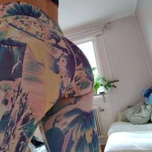 SOC träningstights strl M / 8 - Det här mönstret blir du glad av! Sköna tights med hög midja och bra passform. I fint skick!