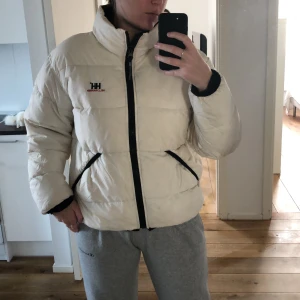 Dunjacka - Vit dunjacka från Helly Hansen! Köptes här på plick för drygt 3 år sedan. Den är använd 1 vinter men kommer ej till användning längre. Skulle säga att den passar XS-M, jag har vanligtvis stl M!