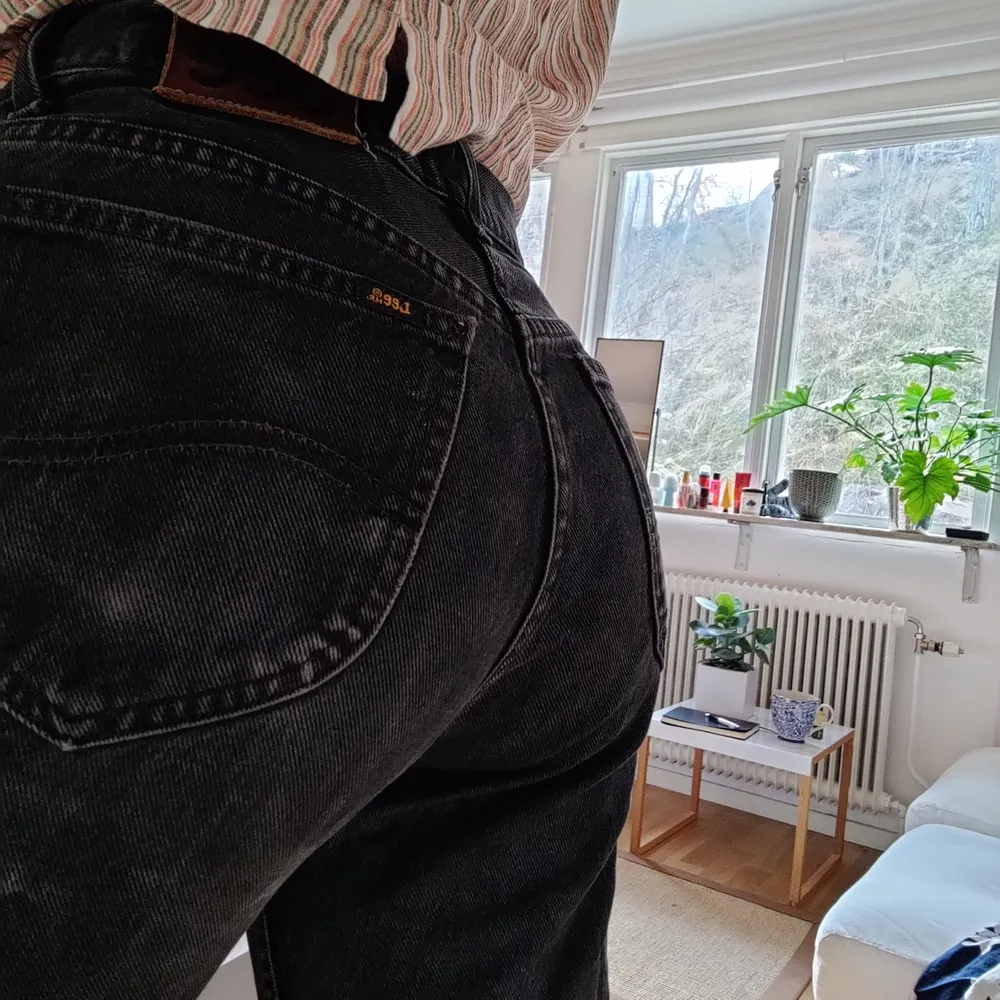 Lagom slitna, avklippta svarta Lee jeans med stora fickor<3 jylfen är 4 Lee-knappar.. Jeans & Byxor.