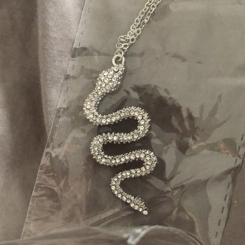 Ett superfint ormhalsband som tyvärr inte kommer till användning, köpt på shein och är oöppnat! Frakt tillkommer på 22kr💖 skriv vid frågor eller för mer bilder🤗. Accessoarer.