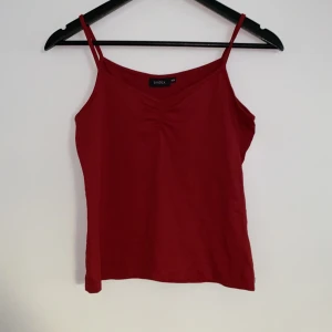 Mysigt linne storlek 34/36 - Skönt linne, stretchig, känns som bikini material, storlek 34/36, anpassar sig efter kroppen 