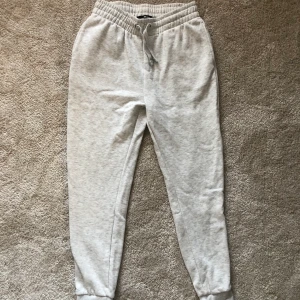 Bikbok mjukisbyxor  - Storlek S, aldrig använda,endast testade. Då de är lite stora för mig. Helt nya.